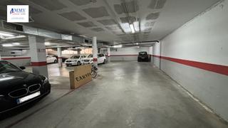 Aparcament cotxe  Avinguda de vidreres. Plaza de parking en el rieral, coche mediano.