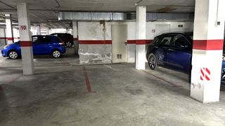 Car parking  Carrer de les antilles 30. Plaza de parking para coche grande, con trastero.