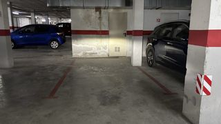 Parking voiture à Carrer de les antilles 30. Plaza de parking para coche grande, con trastero.