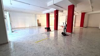 Rent Business premise in Carrer de pere codina i mont 35. Gran local en alquiler en fenals, con 105 m2 útiles, y 12m2 de t