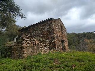 Mas à Ma-8305 18. Ref. 383 finca con casa de piedra para reformar en algatocin