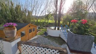 Masia a Cortes de la Frontera. Casa y casa de madera, con piscina cerca del río en cortes de la