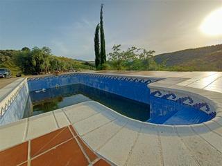 Masia a La Planilla. Ref. 301 parcela con piscina y construcción en semisótano en ron