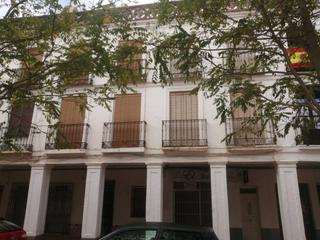 Maison  Constitución. Casa en la misma plaza del ayuntamiento en tres plantas.