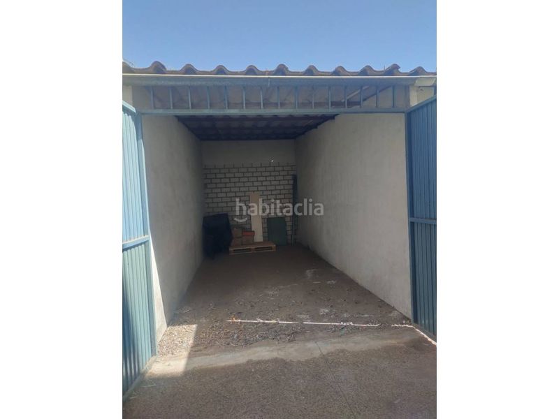 Foto f7936c94-198f-43d9-b2c2-150f22d9dbfb. Aparcament cotxe a Manzanares