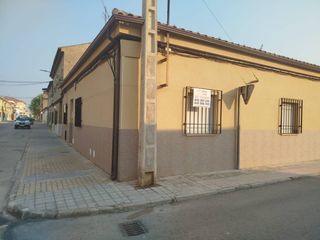 Casa  Calle calvario. Se vende vivienda unifamiliar en manzanares con patio y terraza
