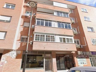 Etagenwohnung in Reyes. Venta de piso amueblado con 3 habitaciones y patio en parla cent