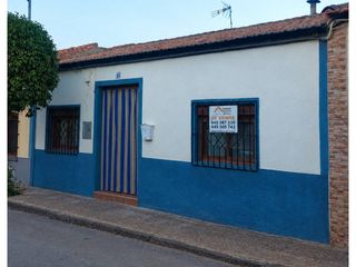 House  Calle hermanos herreros. Se vende casa de pueblo en san carlos del valle