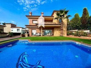 Haus  Fanals. Chalet de lujo en platja daro centro a 5 min de la playa