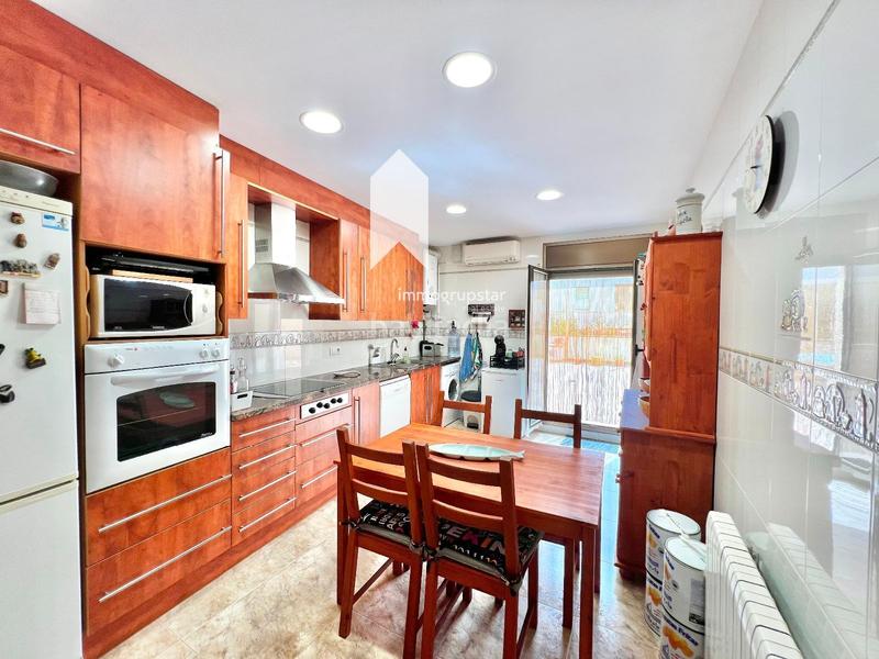 Foto a52d3a1c-0c6b-49eb-9707-ed66cd4e4a87. Casa vive e invierte en el corazón ! chalet pareado con local multifuncional a 5 minutos de la playa en Palamós