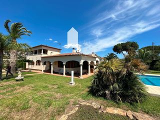 Maison  Olot. Amplia vivienda de 400 m en bescomtat de cabanyas con jardín y p