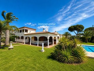 Maison  Olot. Amplia vivienda de 400 m en bescomtat de cabanyas con jardín y p