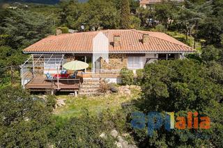 Casa  Roques altes. Casa rústica con jardín y piscina en romanyà