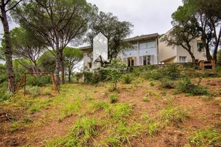 Casa  Esglesia. Casa con jardín y estudio en entorno natural