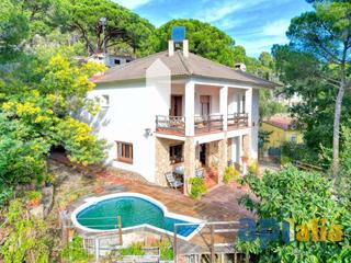 Casa  Falco. Casa familiar con jardín en casa nova