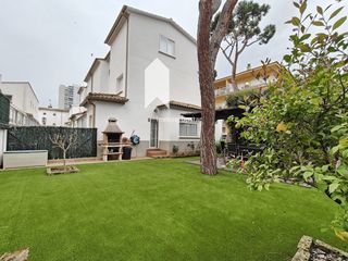 Reihenhaus  Onze de setembre. En el corazón de platja daro a solo 200m de la playa