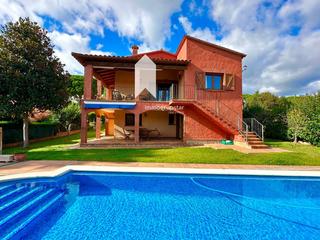 Casa  Occitania. Casa con piscina y estudio independiente mas palli