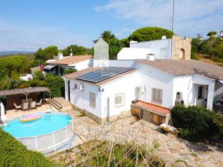 Casa  Ter. Encantadora casa unifamiliar en finca verd a 2km de la playa de