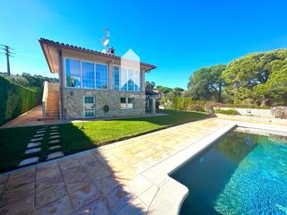 Casa  Occitania. Chalet con piscina climatizada en mas pallí
