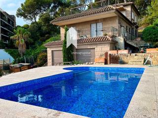 Casa  Pau casals. Chalet exclusivo en torre valentina a 100m del mar