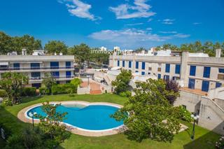Flat  Toses 17. Luminoso apartamento con terraza y piscina comunitaria