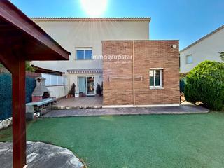 Casa adosada  Jordi verrie i faget. Casa con jardín privado en zona tranquila, cerca de servicios
