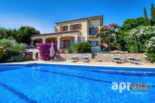 Chalet  Margarida xirgu. Vistas al mediterráneo desde tu hogar en calonge