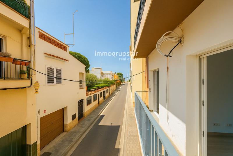 Foto 5a2c5c76-8f7d-493c-a129-eac9a24541eb. Piso  esquinero reformado con terraza , a pasos de la playa en Palamós