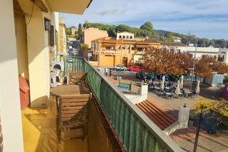 Piso  De la concordia. Piso luminoso con balcón y vistas en pleno centro de calonge
