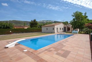 Chalet  Bell-lloc ii. Villa de una planta con piscina y vistas abiertas en belllloc