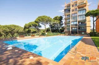 Etagenwohnung  Llorer. Apartamento con terraza y piscina en els pins, platja daro