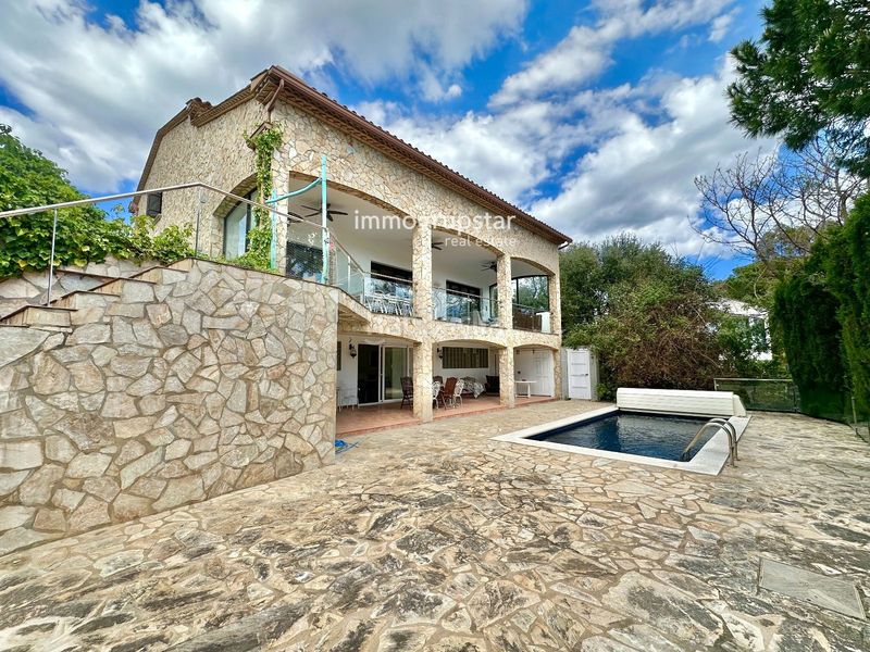 Foto 79f4e199-79a5-4575-a76e-3573ef614951. Chalet elegante villa con piscina y vistas al mar platja daro en Platja d´Aro