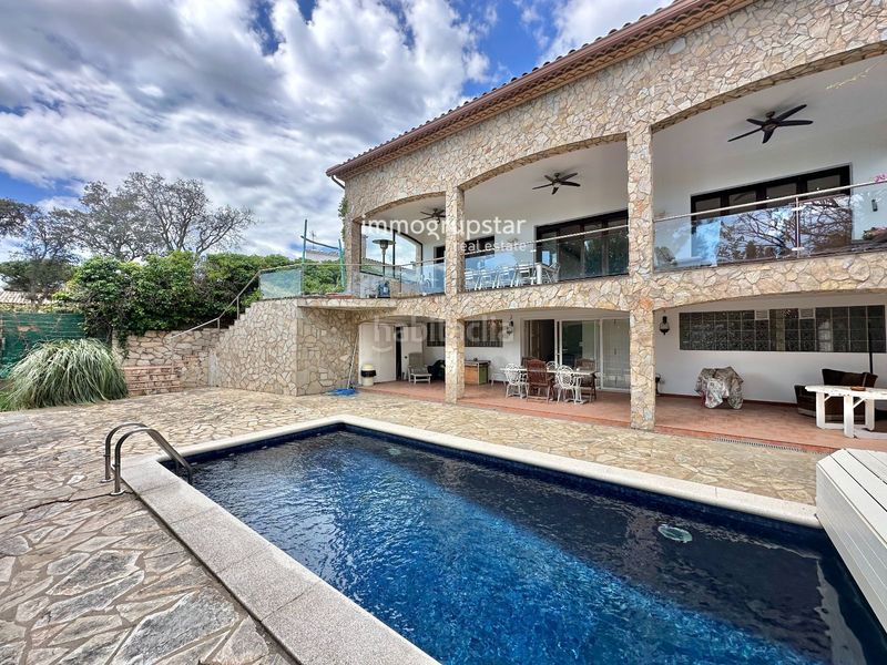 Foto df0760f8-c8e0-43cb-86d0-70b6f6a8f399. Chalet elegante villa con piscina y vistas al mar platja daro en Platja d´Aro