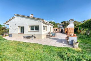 Chalet in Llagostera. Casa de una sola planta con terraza y garaje en llagostera.