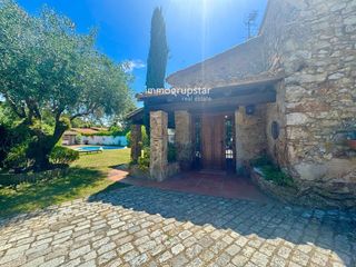 Masia a Fenals. Mas�a hist�rica con piscina y terreno