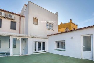 Casa  Estrella. Encantadora casa adosada con patio y terrazas en el centro de pa
