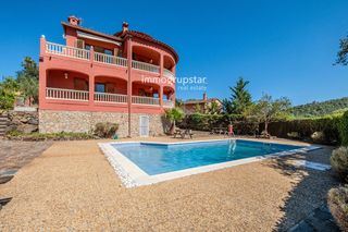 Casa en Mas Pere-Río de Oro. Chalet independiente con licencia turística y piscina en mas per