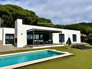 Xalet  Baix emporda. Villa moderna de una planta con piscina