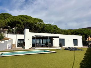 Xalet  Baix emporda. Villa moderna de una planta con piscina