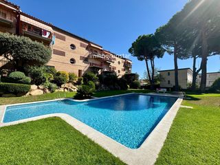 Pis  Hivern. Apartamento con parking y piscina comunitaria en calonge centro