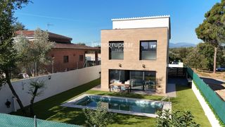 Chalet  Blanes. Casa moderna con piscina caldes de malavella