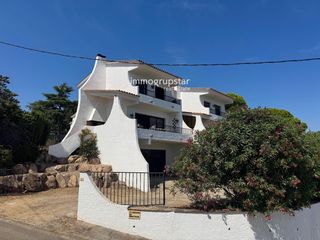 Casa adossada  De narcis monturiol. Casa adosada en el centro de platja daro con vistas al mar
