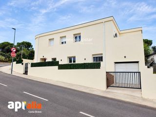 Xalet  Santa cristina. Casa de nueva construcción con jardín, garaje y vistas a la mont