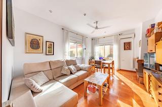 Casa  Cl mig del 8 santa eulalia de ronçana (barcelona). Vive en el corazón de santa eulalia casa de 4 hab. con parking d