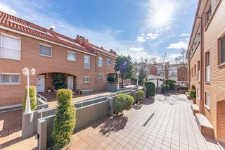 Maison jumelée à Molins de Rei. Casa adosada con piscina comunitaria en zona residencial de moli