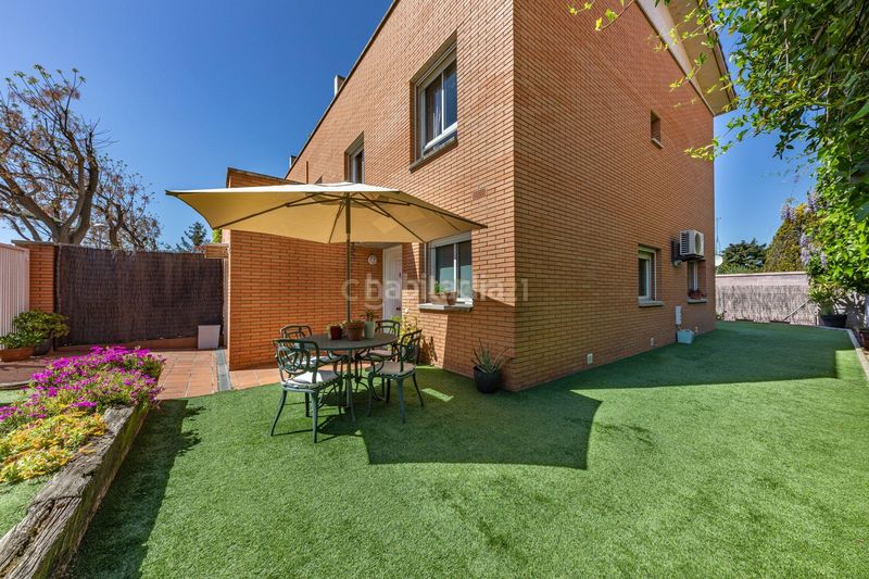Foto d4bdc9c2-7724-4560-bb69-5c614c8f2ebb. Semi detached house in carrer d'ordal in Mira-sol Sant Cugat del Vallès