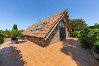 Haus in Carrer de colòmbia, sant cugat del vallès, spain. Casa unifamiliar con jardín, piscina y garaje en sant cugat del