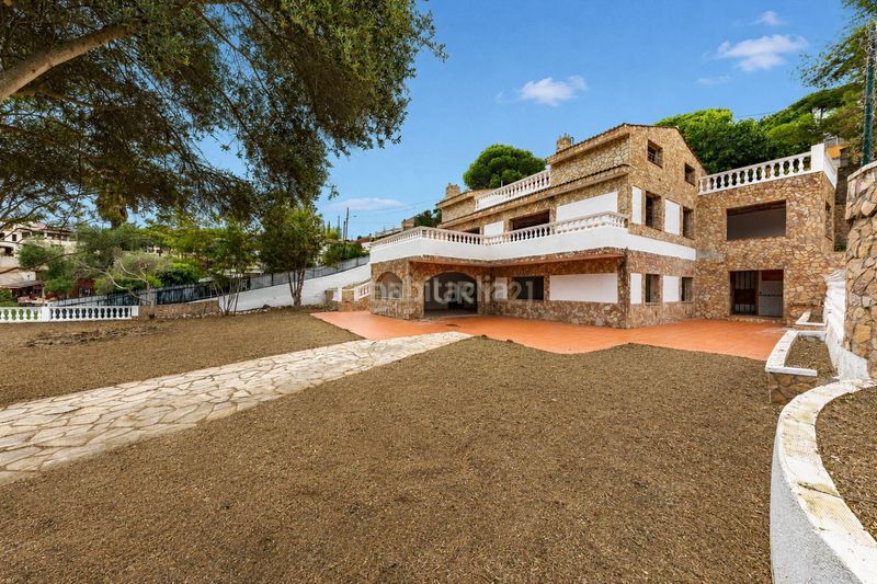 Foto 0c81aa98-38b4-429f-ab2a-585d70f8dd31. Casa amb aparcament piscina a Aiguaviva Parc Vidreres