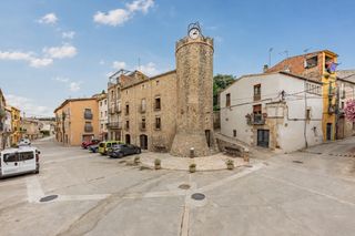 House in Plaça de la generalitat, 4, cervià de ter, spain. Vive en un monumento