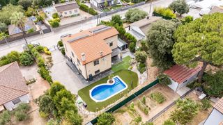 Casa a Carrer de can farell, lliçà d'amunt, spain. Exclusiva villa con piscina, placas solares y 7 habitaciones en